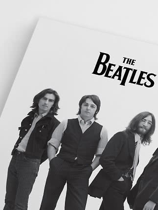 Sort-hvid plakat med The Beatles, hvor tre medlemmer ses under bandnavnet