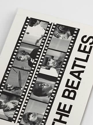 Affiche noir et blanc des Beatles avec photos façon pellicule et grand texte latéral