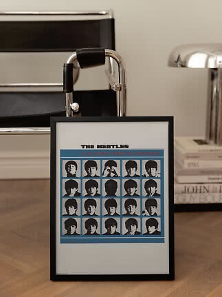 Affiche encadrée The Beatles A Hard Day’s Night posée au sol dans un salon moderne