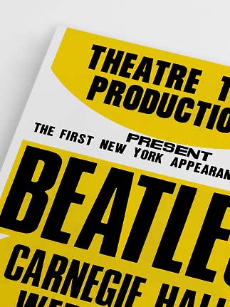 Nahaufnahme eines gelben Theaterplakats mit großer schwarzer Schrift auf weißem Hintergrund