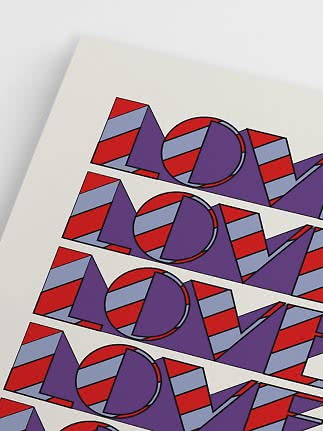 Abstrakt grafiskt mönster med upprepade lila, röda och ljusblå geometriska former på vit bakgrund
