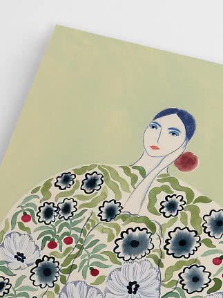 Illustration af kvinde med mørkt hår omgivet af blå blomster og grønne blade på lysegrøn baggrund