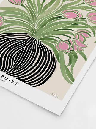 Kunstposter met zwart gestreepte vaas, groene bladeren en roze tulpen op lichte achtergrond