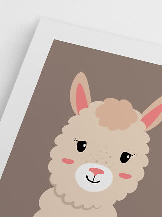 Plakat med sød tegnet lama i beige og rosa på brun baggrund