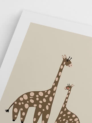 Illustration med to giraffer i brun og beige på lys baggrund