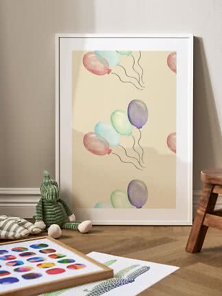 Gerahmtes Poster mit Ballons in Pastell-Aquarell, auf dem Boden in einem Kinderzimmer