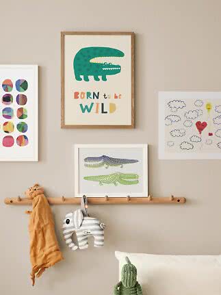 Børneplakat med grøn krokodille og teksten "Born to be Wild" i træramme på væg