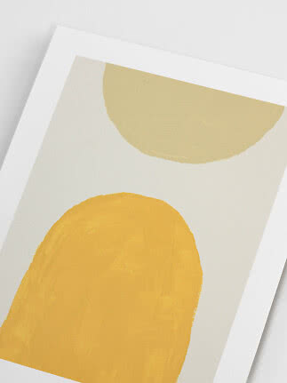 Abstracte kunstprint met twee gele vormen op witte achtergrond