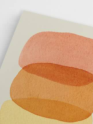 Abstrakt plakat med overlappende former i rosa, brun, beige og gul på lys baggrund