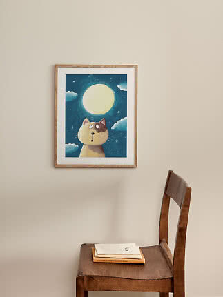 Poster incorniciato con gatto illustrato sotto una grande luna piena nel cielo notturno blu