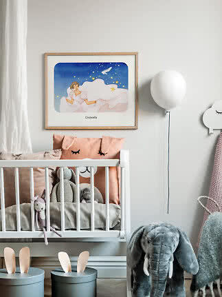 Gerahmtes Cinderella-Poster über weißem Kinderbett in einem gemütlichen Kinderzimmer