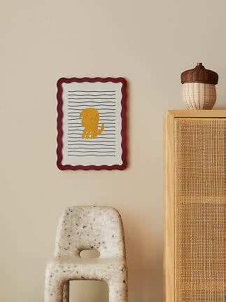 Poster incorniciato con cane giallo su sfondo a righe su parete beige