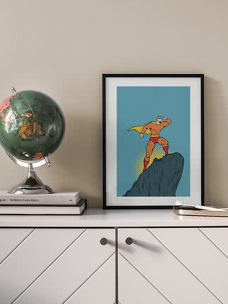 Gerahmtes Poster mit Superheld auf einem Felsen auf weißer Kommode neben einem Globus