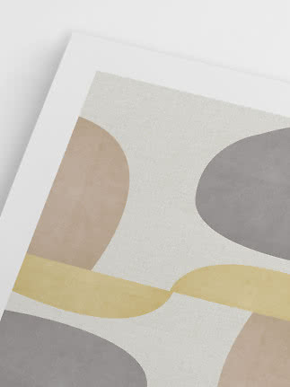Abstraktes Poster mit organischen Formen in Beige, Grau und Gelb auf weißem Hintergrund