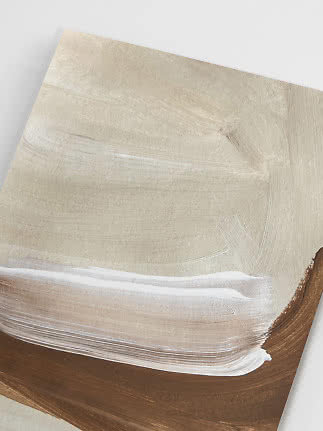Abstrakt maleri i beige, hvid og brun med brede, buede penselstrøg