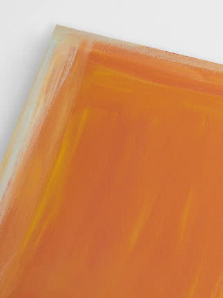 Nærbillede af abstrakt maleri på lærred i orange og gule toner