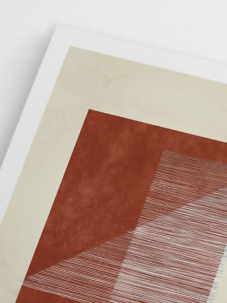 Nahaufnahme eines abstrakten Prints mit rostrotem Block, feinen Linien und cremefarbenem Rand