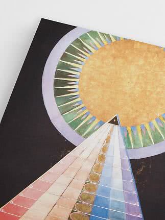 Abstrakt kunsttryk med gylden cirkel, farvede stråler og geometrisk sti på sort baggrund