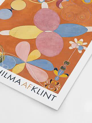 Kunstplakat med abstrakte blomsterformer i rosa, blå og gul på orange baggrund