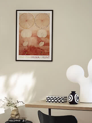 Oprawiony plakat Hilmy af Klint z abstrakcyjnymi okręgami w różowych odcieniach