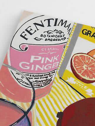Illustration av en rosa ginflaska och en halv grapefrukt på gulrandig bakgrund