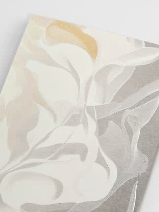 Primer plano de papel pintado con líneas abstractas onduladas en tonos beige, crema y gris