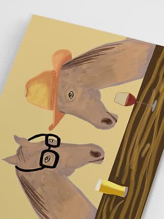 Illustration af to heste ved et bord, en med hat og en med briller, samt vin og øl