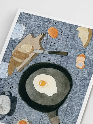 Illustration af stegepande med spejlæg, skærebræt med brød og kniv på blå bordplade