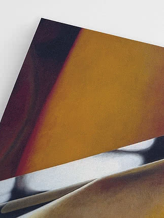Abstraktes Bild mit goldenen und dunklen Formen in weichen Verläufen