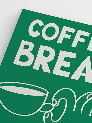 Zbliżenie zielonego plakatu z białym napisem "COFFEE BREAK" i prostymi rysunkami filiżanek