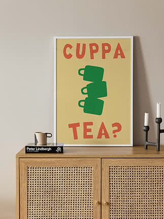 Gerahmtes Poster mit „CUPPA TEA?“ und drei grünen Tassen auf gelbem Hintergrund