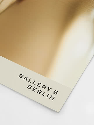Błyszczący złoty plakat z napisem Gallery 6 Berlin na dole