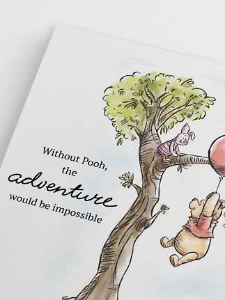 Nahaufnahme eines Posters mit Winnie Puuh und Ferkel am Baum mit Abenteuer-Zitat