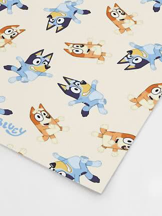 Helles Papier mit Bluey-Muster aus Bluey und Bingo im verspielten Allover-Print