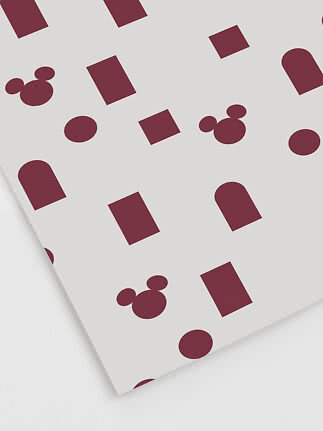Weißes Blatt mit bordeauxfarbenem geometrischem Muster und Mickey-Köpfen