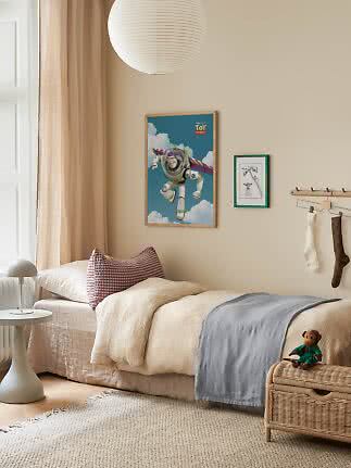 Kinderzimmer mit Bett, Papierlampe und Toy Story Poster von Buzz Lightyear an der Wand