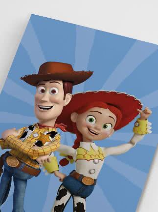 Woody und Jessie aus Toy Story vor blauem Hintergrund mit Strahlenmuster
