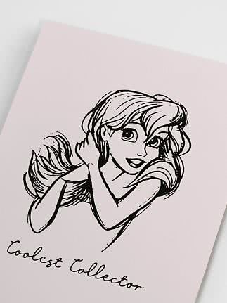 Schwarze Linienzeichnung einer Märchenprinzessin auf hellrosa Hintergrund mit Text Coolest Collector