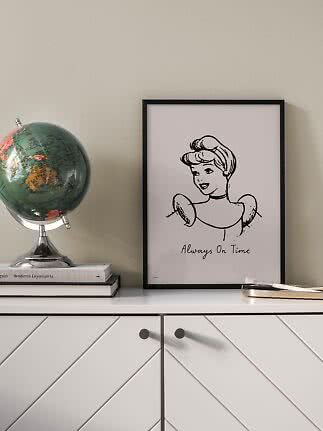 Gerahmtes Schwarz-Weiß-Poster mit Prinzessin und Schriftzug „Always On Time“ auf weißer Kommode