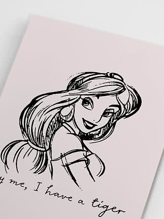 Schwarze Linienzeichnung einer Prinzessin auf hellrosa Hintergrund mit teilweisem Schriftzug unten