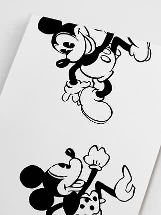 Schwarz-weißes Poster mit zwei klassischen Mickey-Mouse-Figuren auf weißem Hintergrund