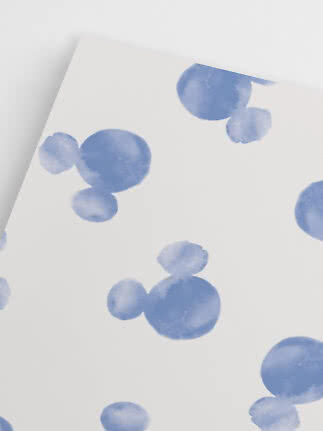 Wit oppervlak met blauwe aquarelstippen in een verspreid patroon