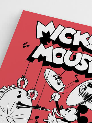 Nahaufnahme eines roten, schwarz-weißen Mickey-Mouse-Posters mit Schlagzeug und Noten