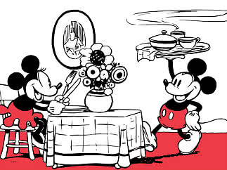 Minnie è seduta a tavola mentre Topolino serve la zuppa su un vassoio.