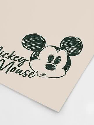 Beige Fläche mit schwarzem Mickey-Mouse-Gesicht und Schriftzug Mickey Mouse