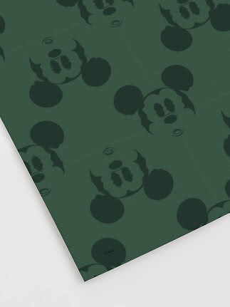 Dunkelgrünes Geschenkpapier mit wiederholtem Mickey-Mouse-Muster in Ton-in-Ton