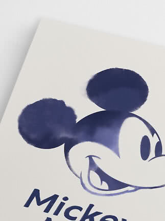 Close-up van witte poster met blauwe Mickey Mouse-illustratie