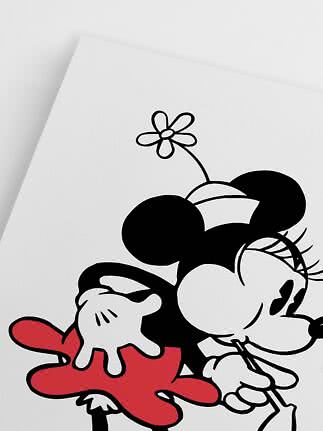 Nahaufnahme eines Minnie-Mouse-Posters mit Blume auf weißem Hintergrund