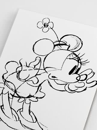 Zwart-witte tekening van Minnie Mouse met bloem op haar hoed op witte achtergrond