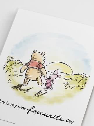 Poster mit Winnie Puuh und Ferkel, die Hand in Hand dem Sonnenuntergang entgegen laufen